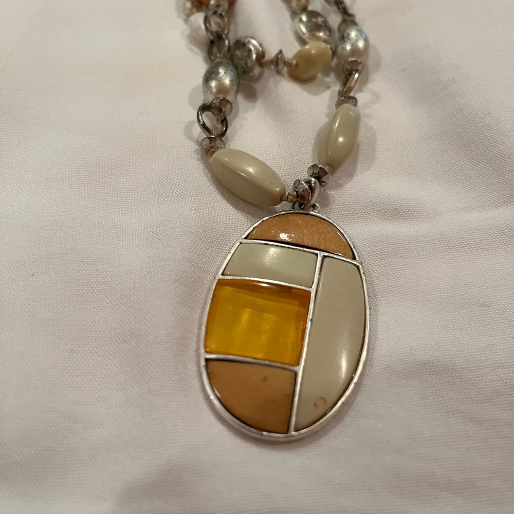 Elegant Gold and Cream Pendant Necklace